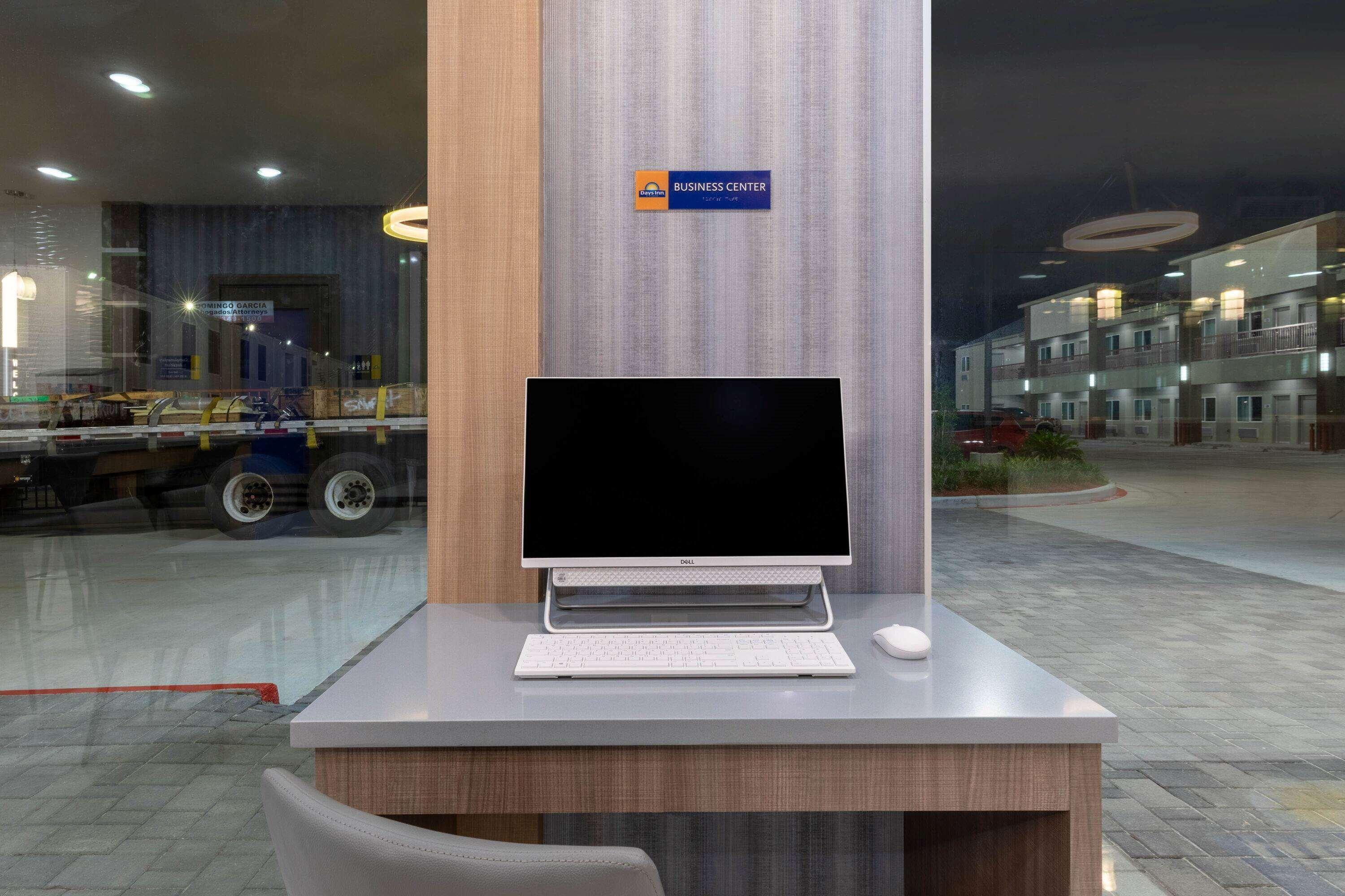 Days Inn & Suites By Wyndham Downtown/University Of Хюстън Екстериор снимка